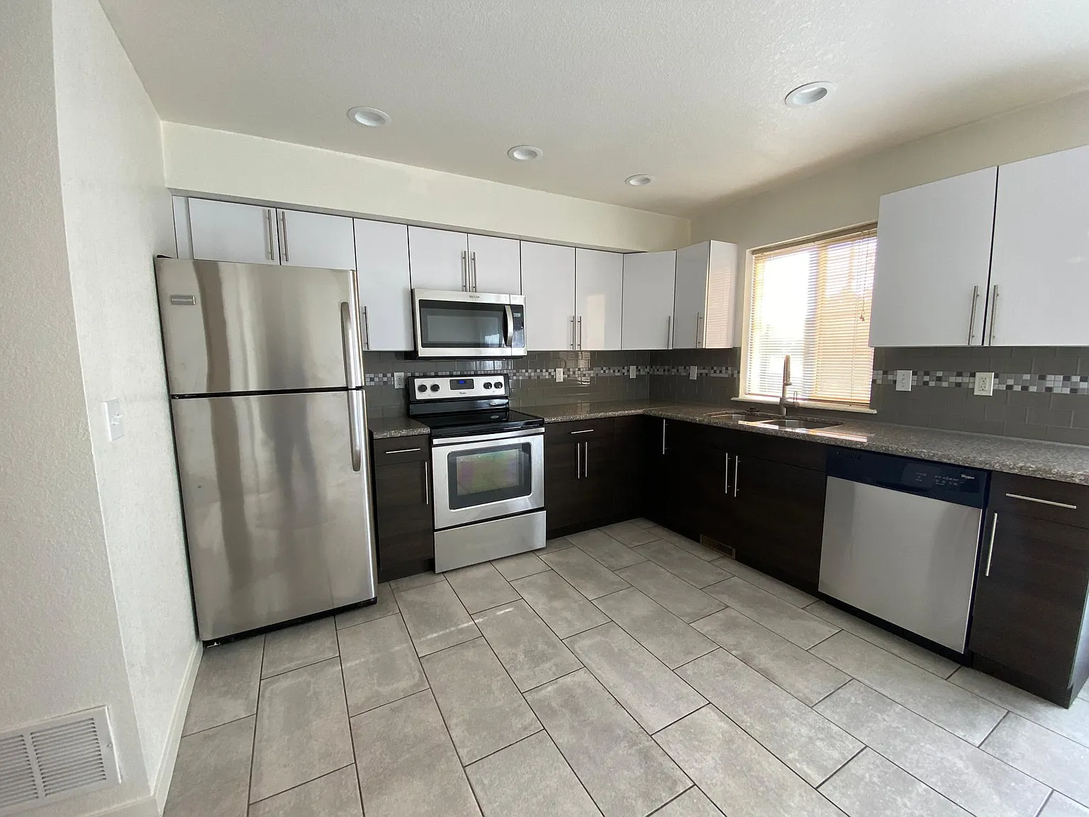 3 bed, 2.5 bath, 1650 sqft, $2,150 — Photo 2