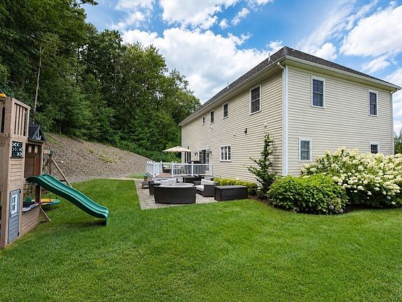 3rd image of 4 E Meadow Ln