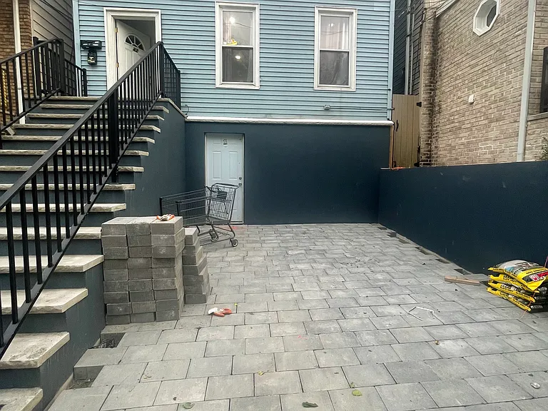 E 47th St — Photo 10