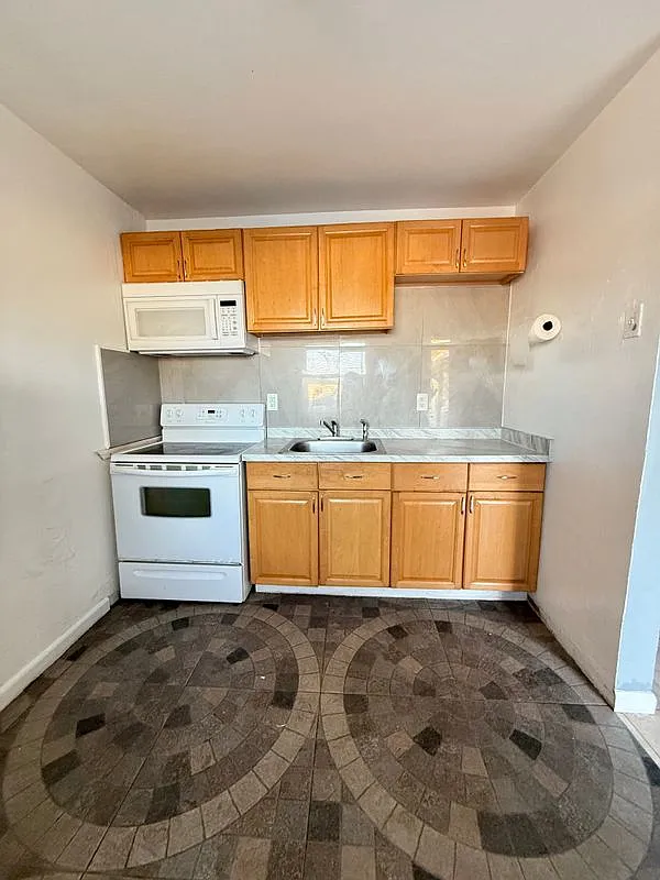 2 bed, 1.0 bath, 792 sqft, $1,900 — Photo 2