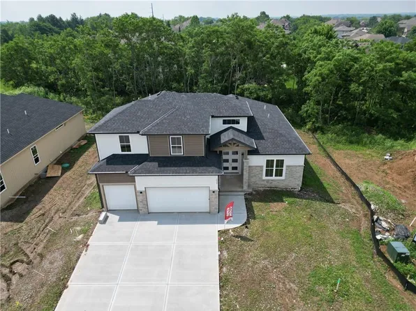 2612 NE Woodland Oak Dr, Lees Summit, MO 64086