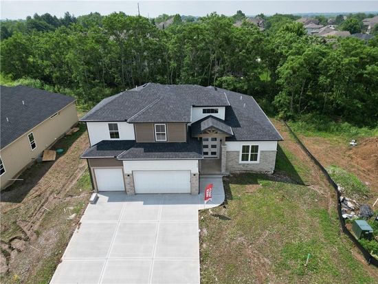 2612 NE Woodland Oak Dr, Lees Summit, MO 64086