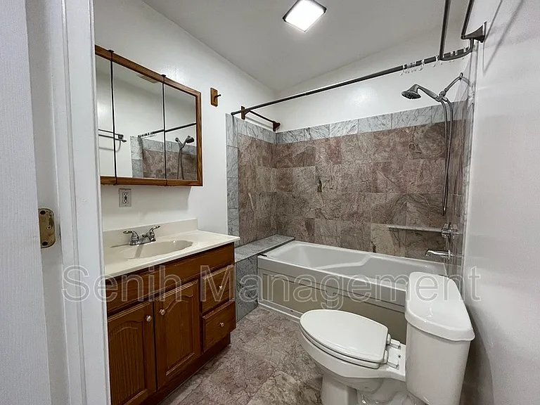2527 Hartline Dr — Photo 3