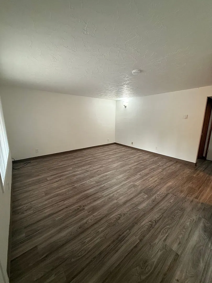 451-Hyacinth Apartments — Photo 2