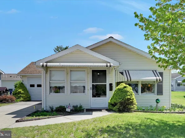 545 Honeysuckle Ct, Pine Grove, PA 17963