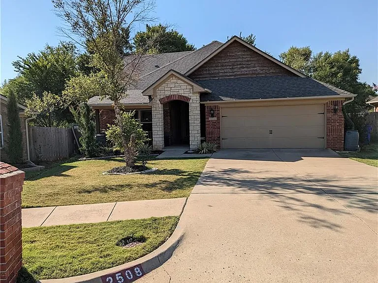 2508 Black Oaks Cir — Photo 1