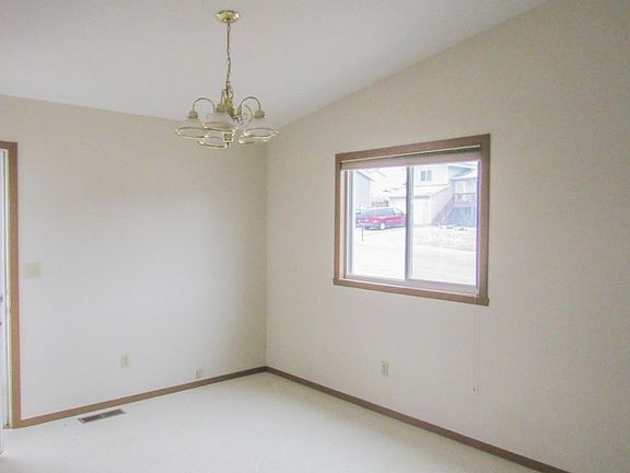 4th image of 2404 Elk Rd
