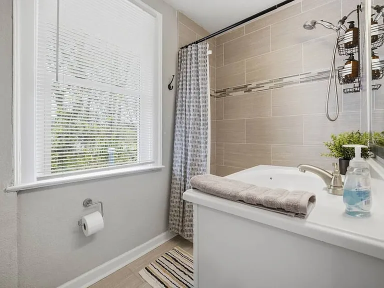Full bathroom in upstairs hallway.