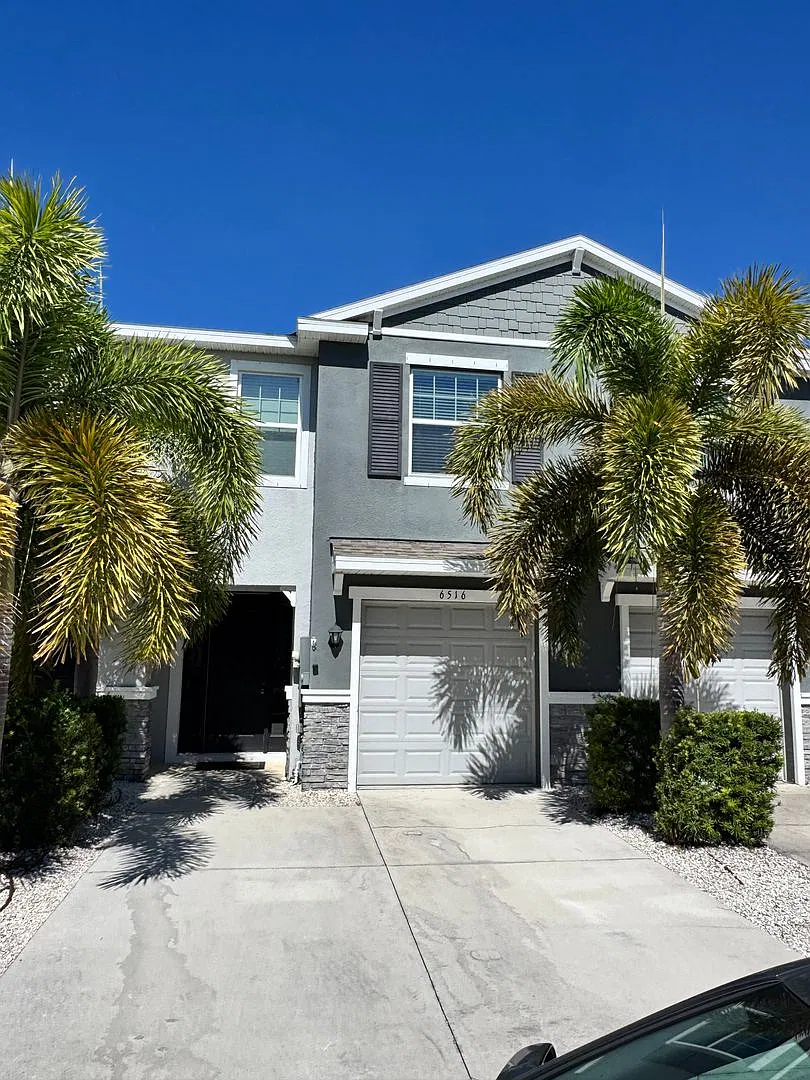 Partially Furnished/Unfurnished 3-bed, 2.5-bath townhome in Sarasota's Bay Landing. — Photo 1