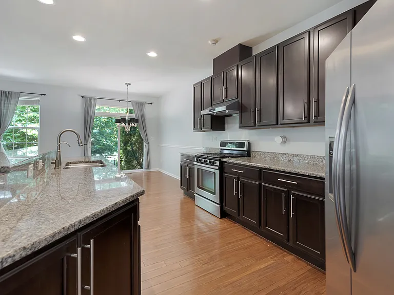 1022 Ravendale Ct — Photo 12