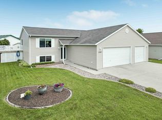 1707 Huntington Dr, West Fargo, ND 58078