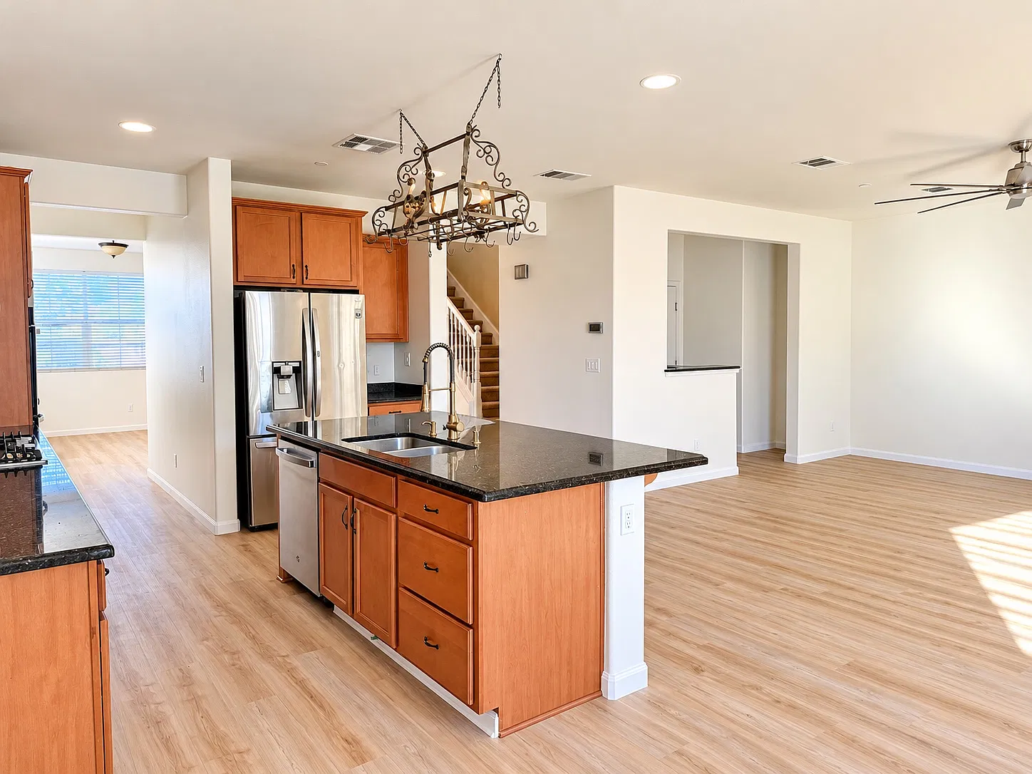 5 bed, 3.5 bath, 2927 sqft, $3,695 — Photo 3