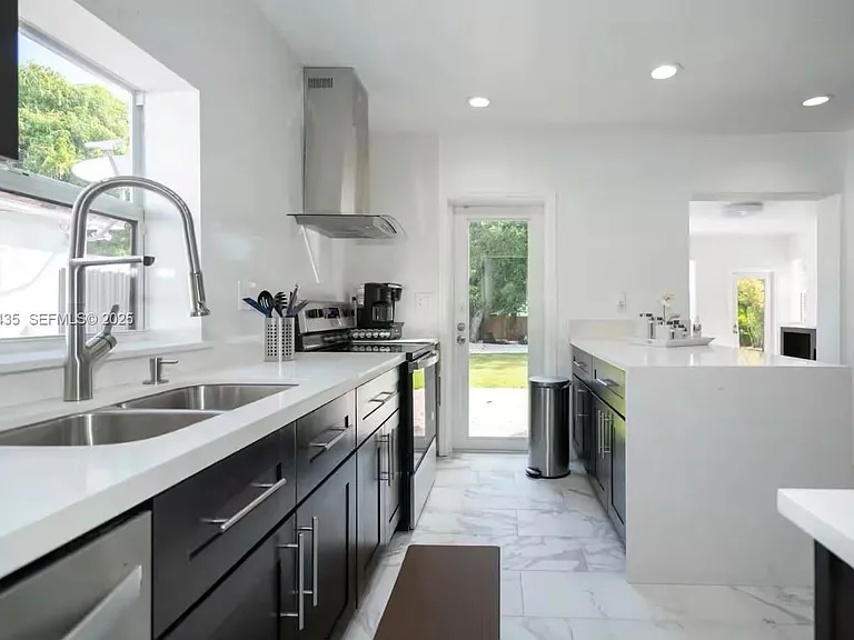 35 SW 28th Rd — Photo 1