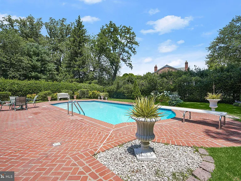 7109 Radnor Rd — Photo 48