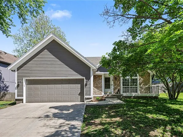 1126 E Charlotte Town Rd, Olathe, KS 66061