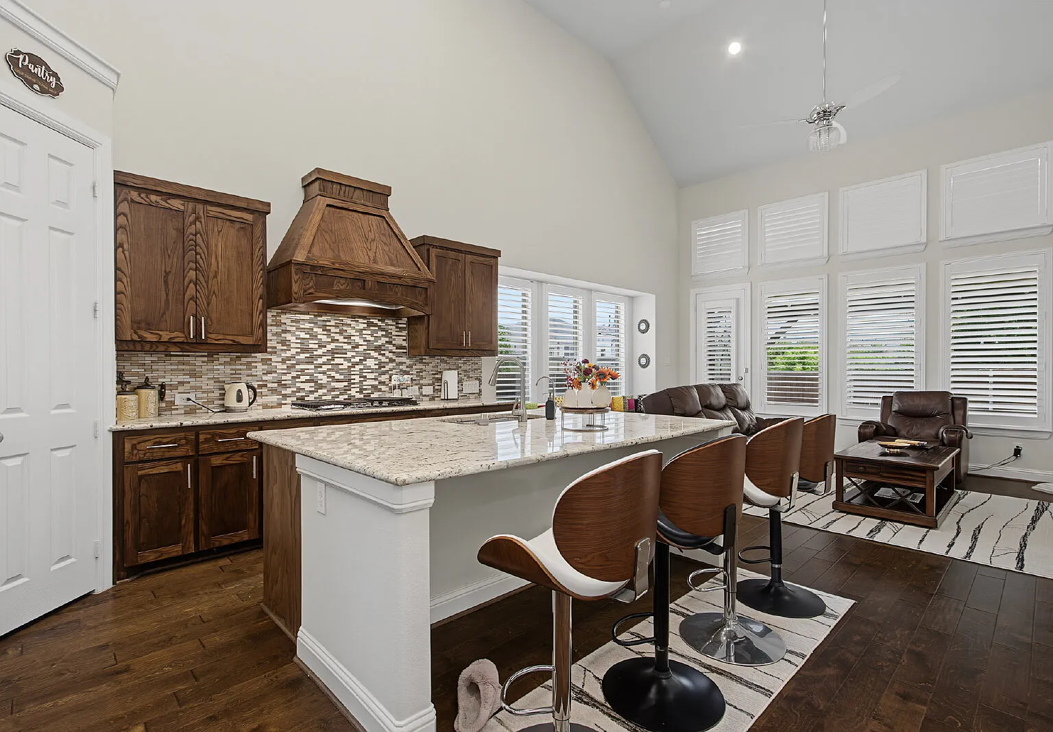 5 bed, 4.0 bath, 3036 sqft, $3,200 — Photo 2