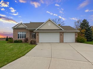 229 Crestview Cir, Wrightstown, WI 54180