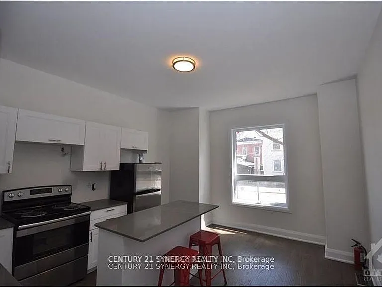 571 McLeod St #1A — Photo 3