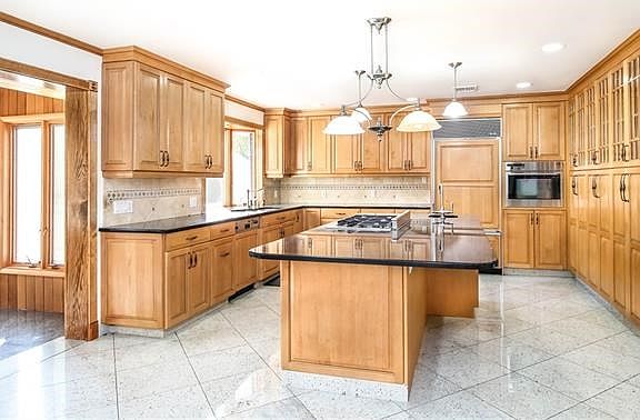 Modern eat-in kitchen