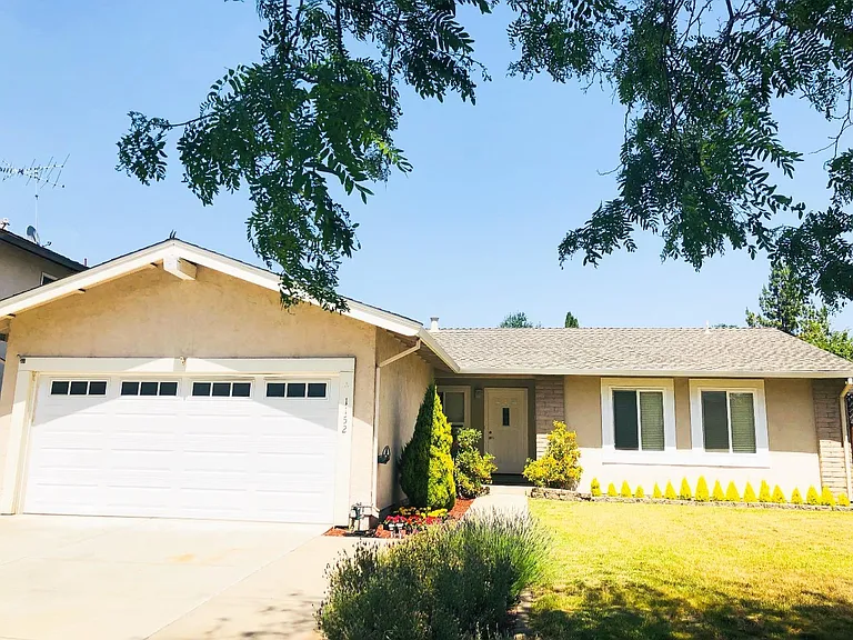 1152 Adams Dr — Photo 1
