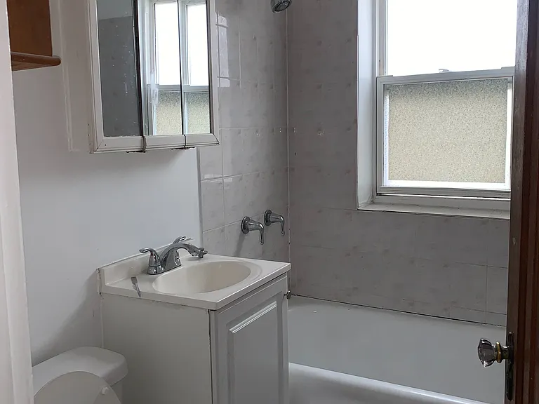 2900-04 Laramie Avenue W George St #2 — Photo 11