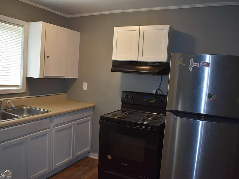 382 Cowan St — Photo 3