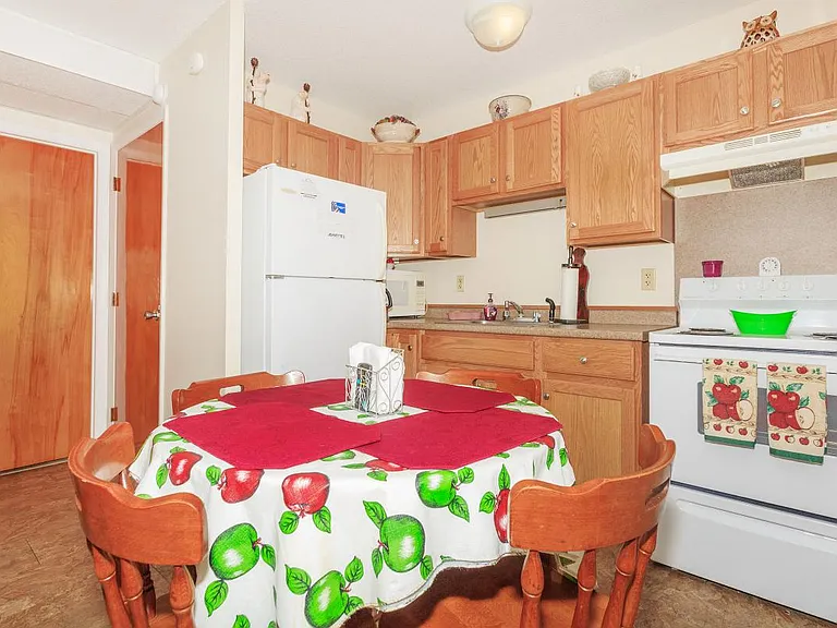 Pleasant View Manor — Photo 14