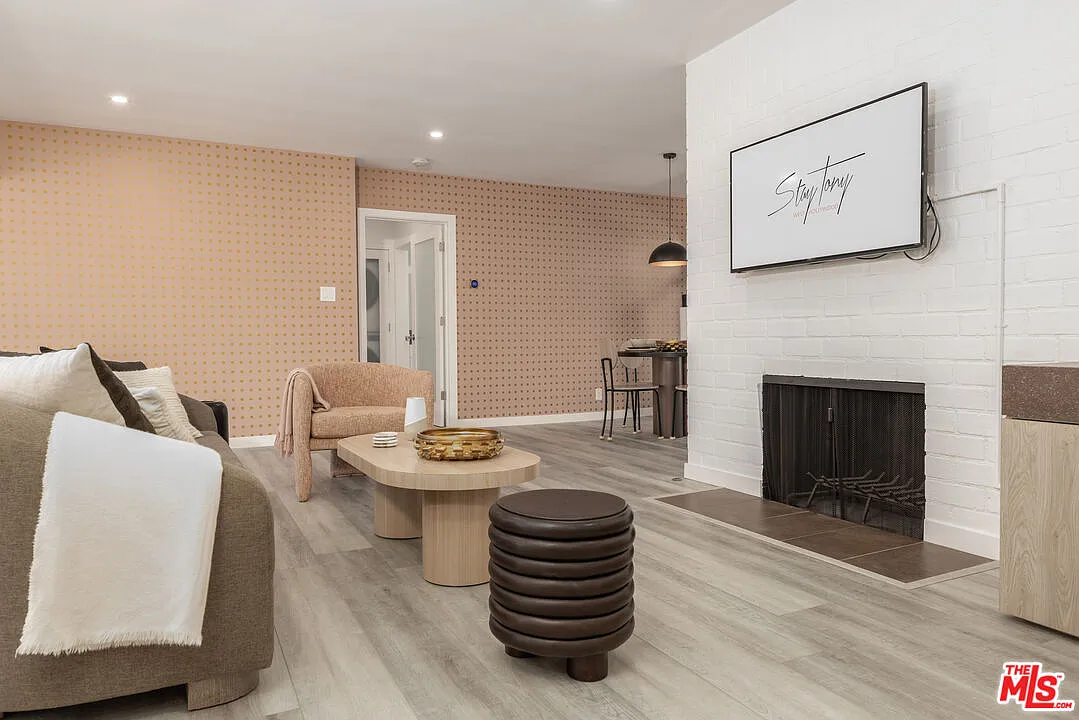 1 bed, 1.0 bath, 1100 sqft, $4,472 — Photo 2