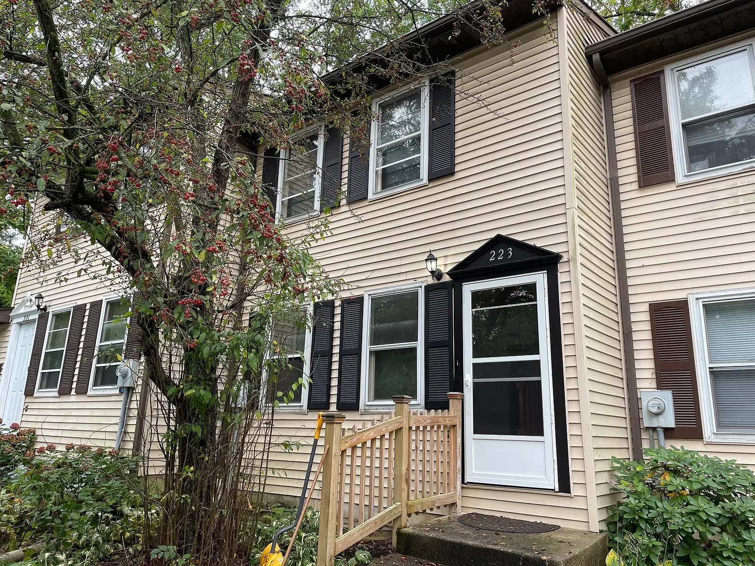 223 Oakwood Ave — Photo 1