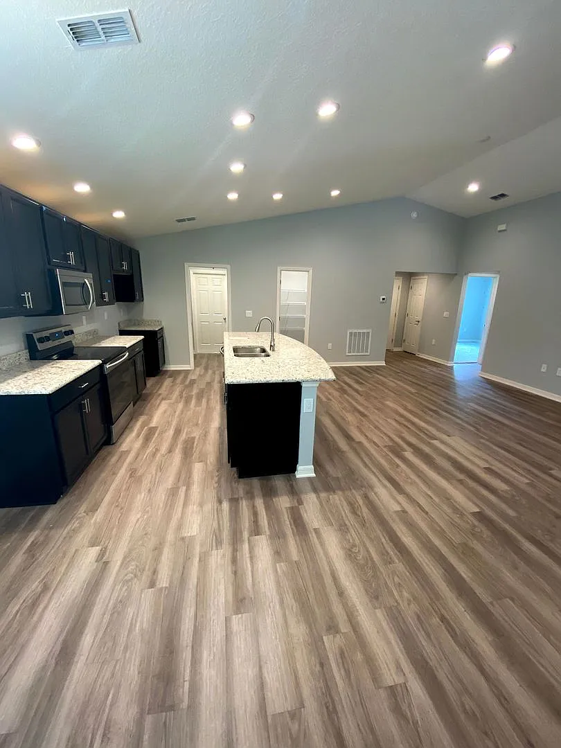 4-Bedroom, 2-Bathroom in Lakeland — Photo 2