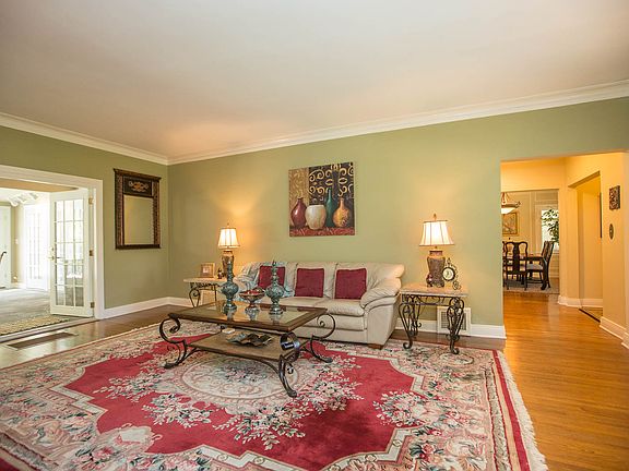 Crown Molding & Wooden Flooring