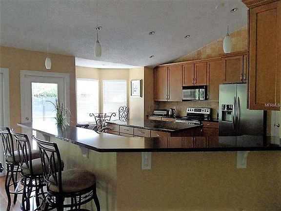 3rd image of 578 Hardwood Pl