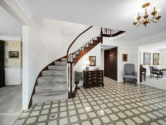 3rd image of 366 Robinwood Ln