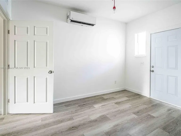 1561 Jefferson Ave #5 — Photo 12
