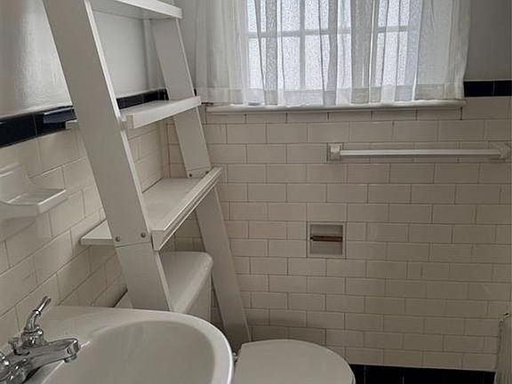 5th image of 2028 Ridge Ave