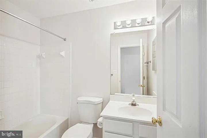 206 Heathwalk St #B — Photo 13