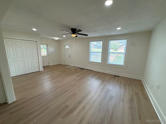 3rd image of 809 Azalea St