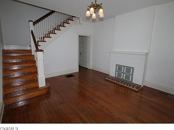 3rd image of 17 W Davis Ave