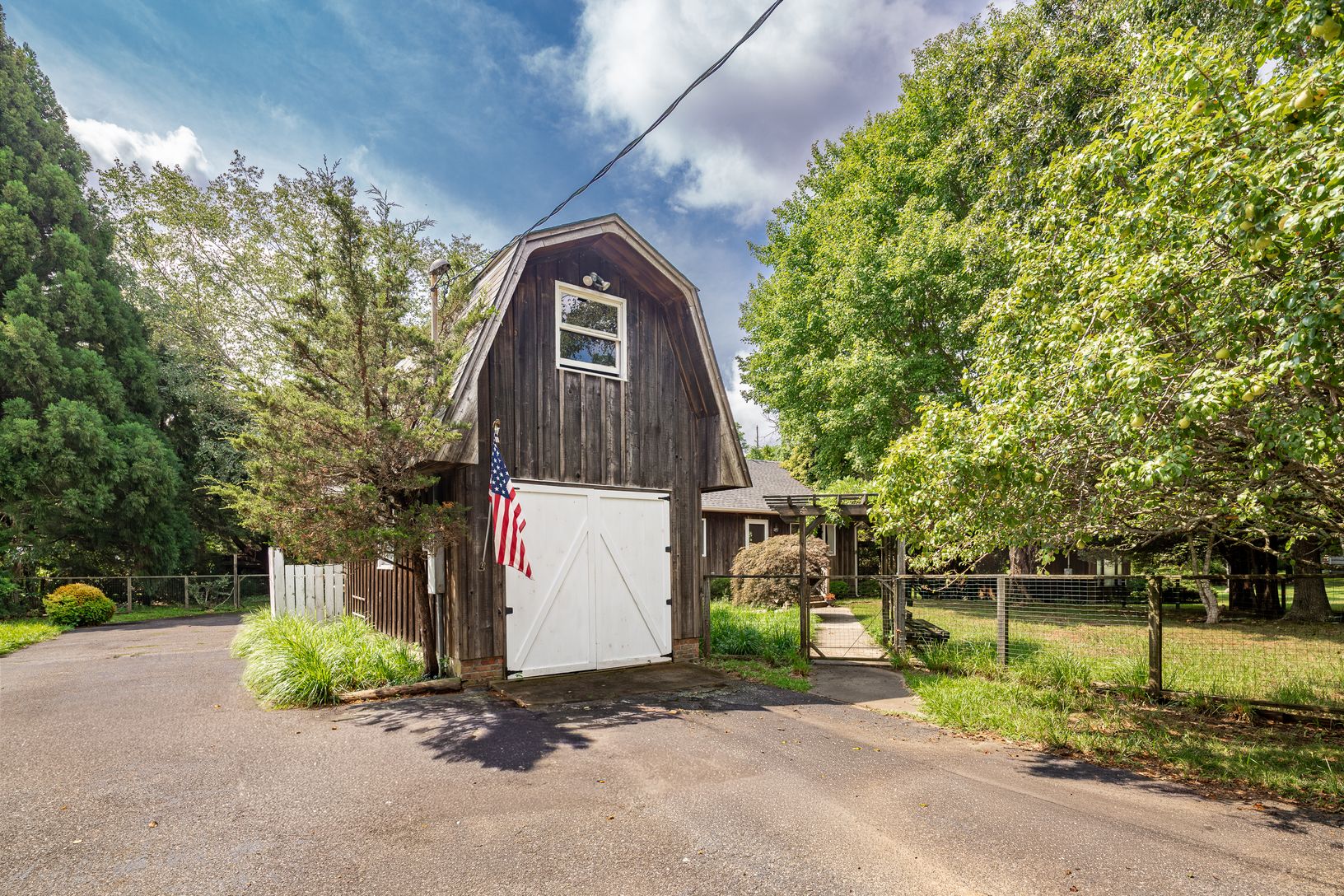  Garage with storage 