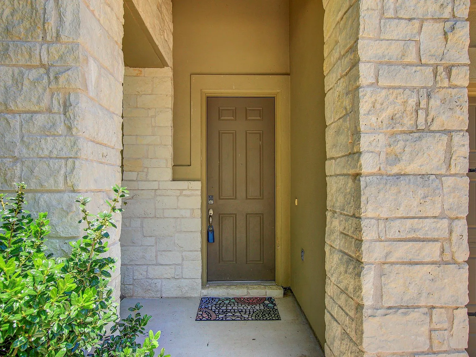 4 bed, 3.0 bath, 2525 sqft, $2,300 — Photo 2