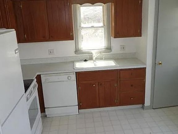 4th image of 4854 Donald Ave
