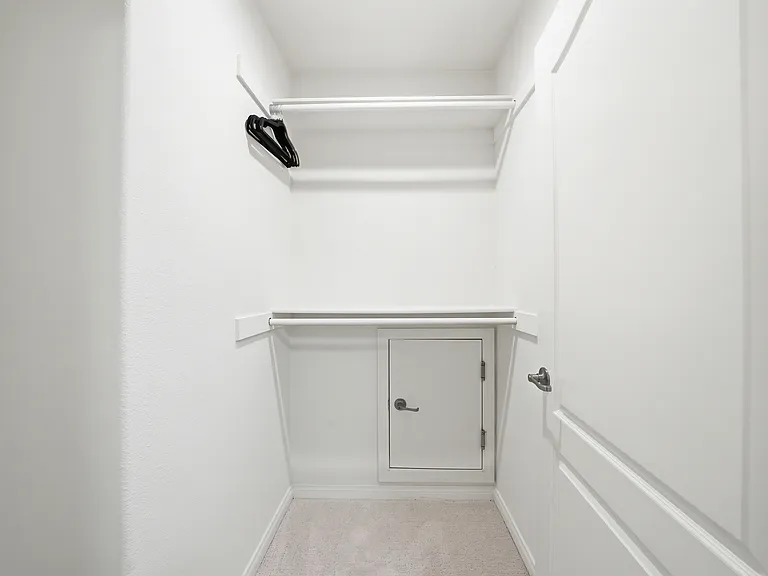37 Roycroft — Photo 2