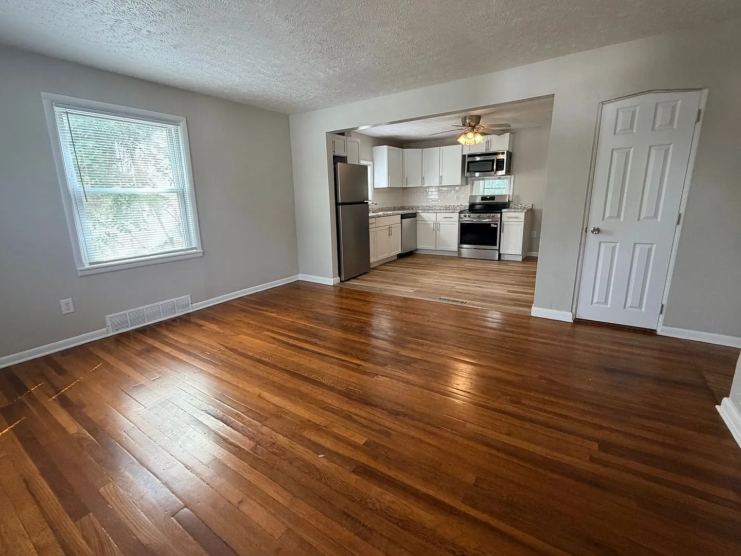 Spacious Updated 2BR/1BA with bonus room! — Photo 2