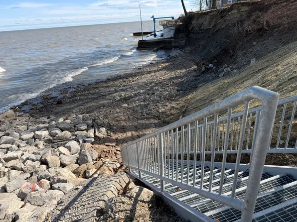 96 Edgewood Dr, Avon Lake, OH 44012