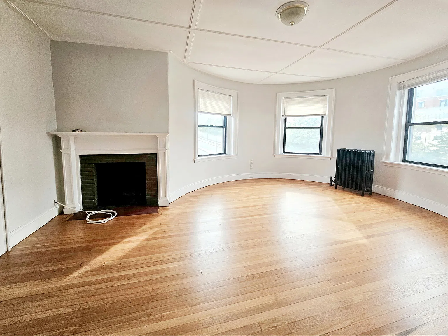 3 bed, 2.0 bath, 1300 sqft, $3,995 — Photo 2