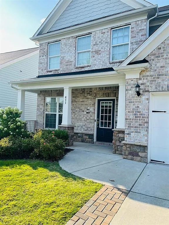 4 bed, 2.5 bath, 2609 sqft, $2,800 — Photo 2