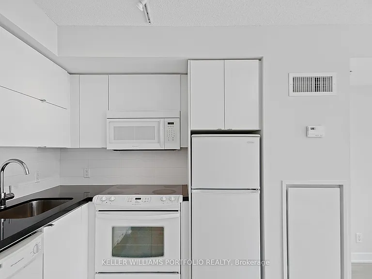 21 Nelson St #605 — Photo 17