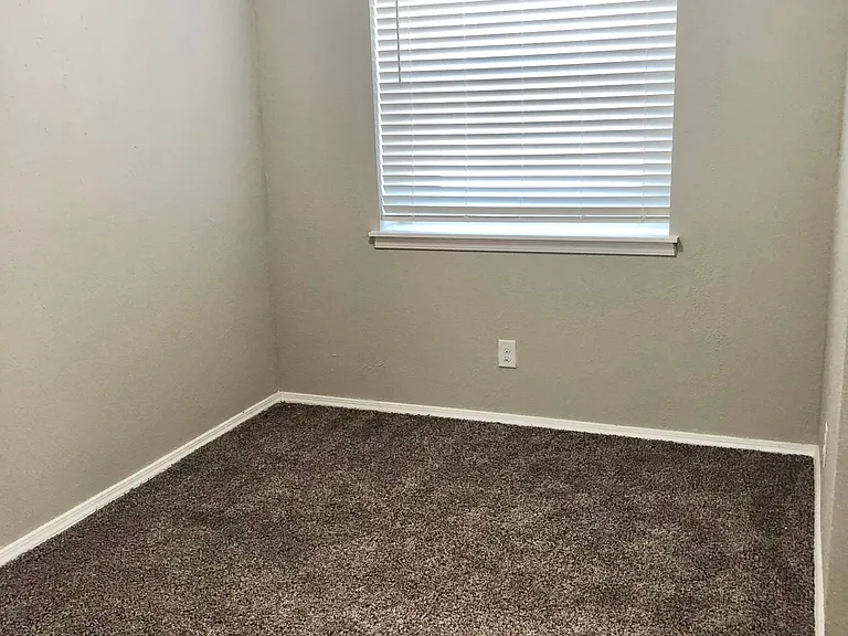 Yukon Heights Apartments — Photo 22