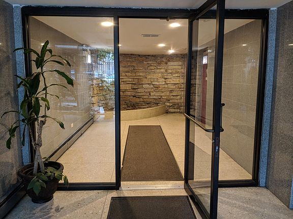 2nd image of 6163 N Kenmore Ave APT 405