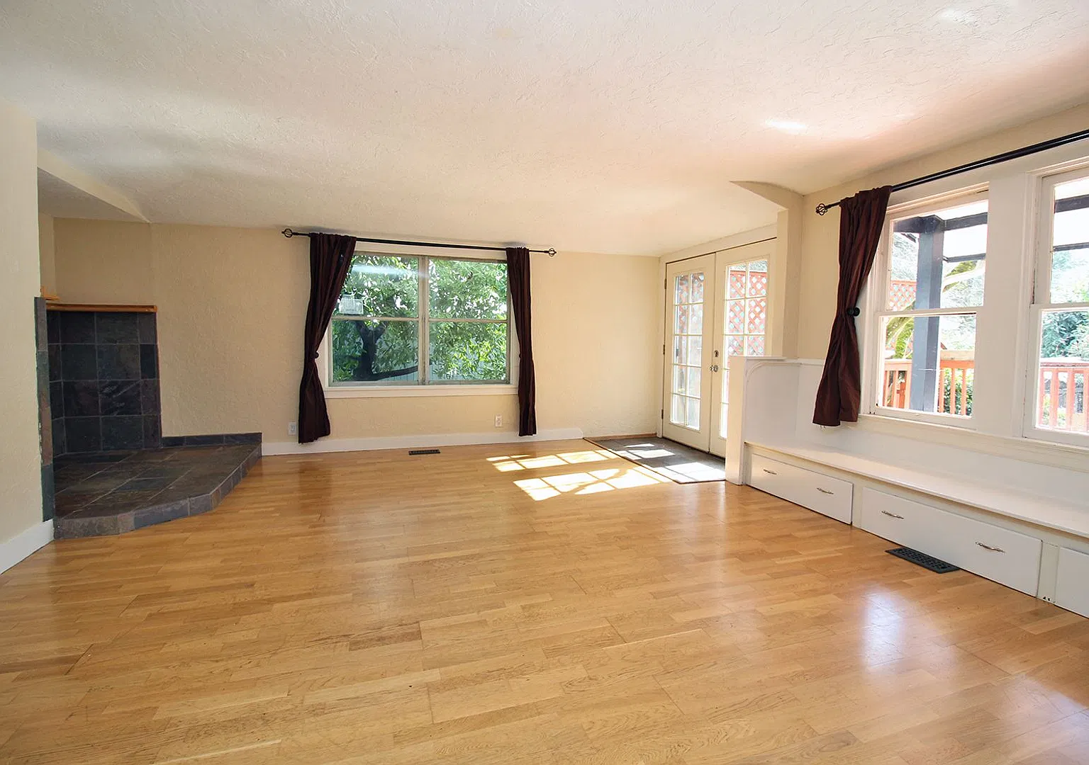 Remodeled 3 Bedroom Burlingame Cottage with Gorgeous Yard — Photo 4